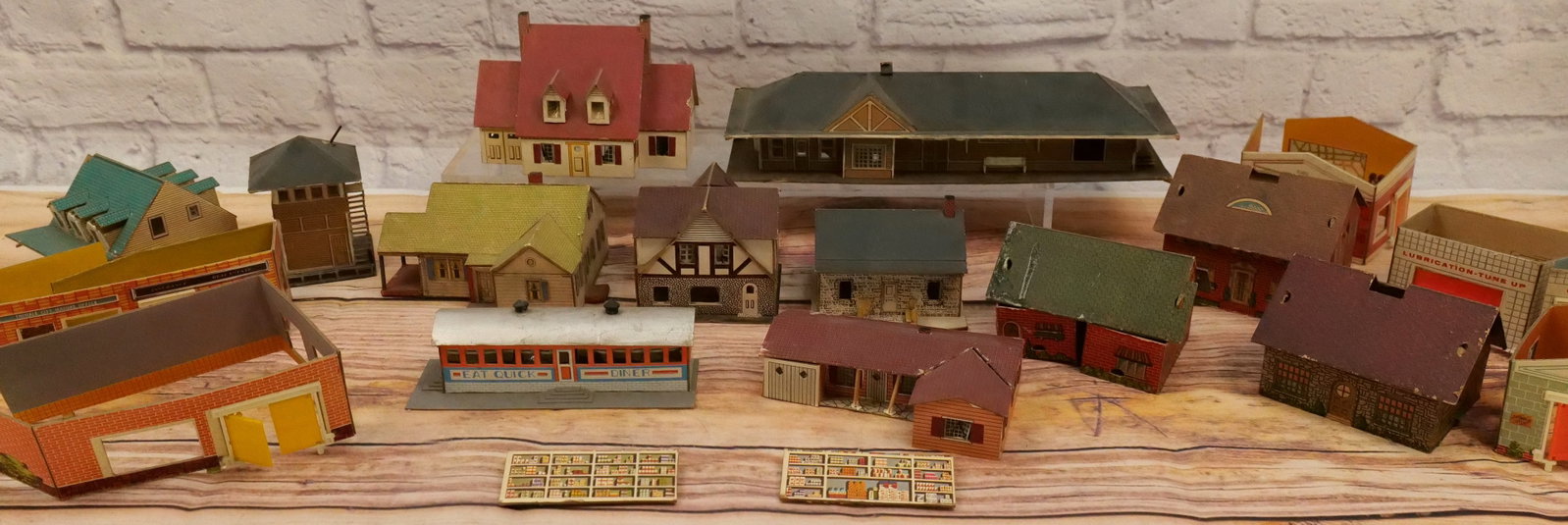 Lot of Vintage HO Scale Cardboard Train Layout Houses: Lot of Vintage HO Scale Cardboard Train Layout Houses. Some complete and others missing roofs. Largest measures 13" long. All invoices must be paid within 24 hours of the sale. We offer multiple shipp