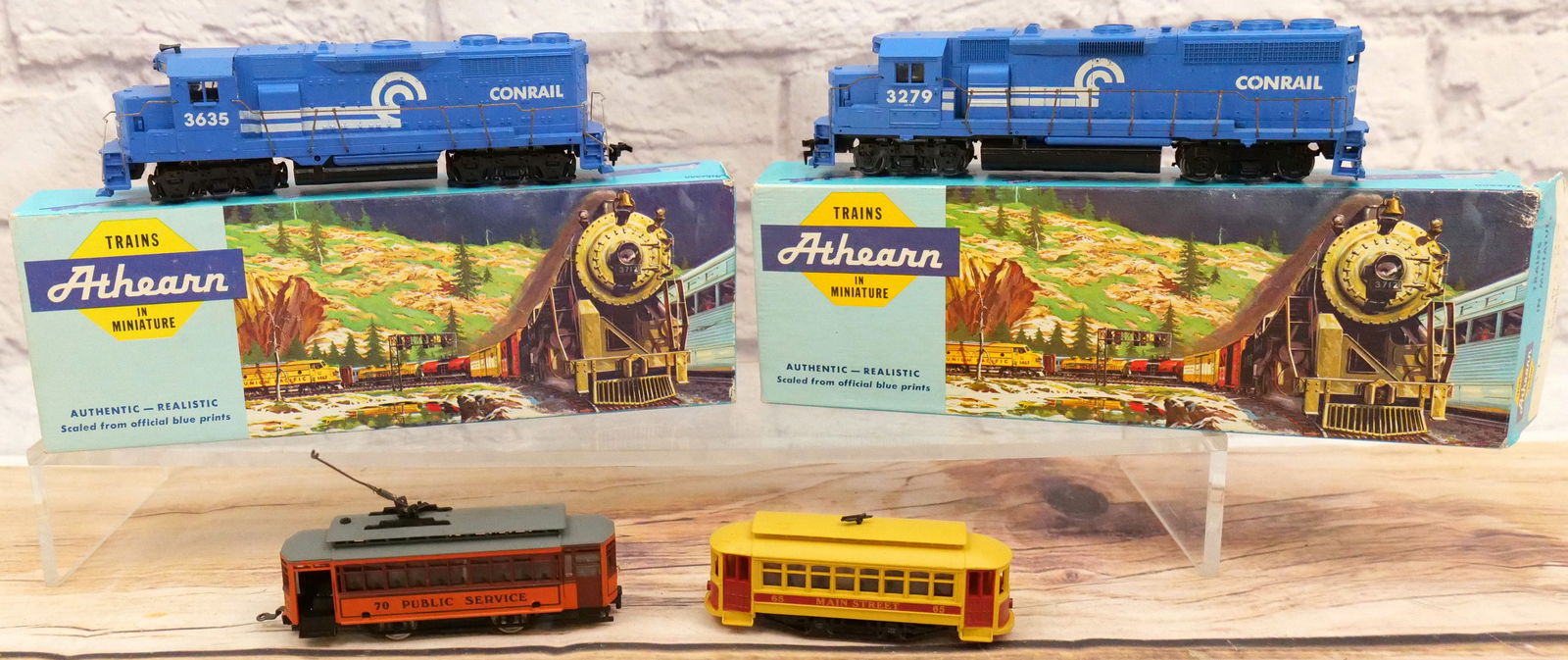 Lot of 4 HO Gauge Engines and Trolleys (1 of 10)