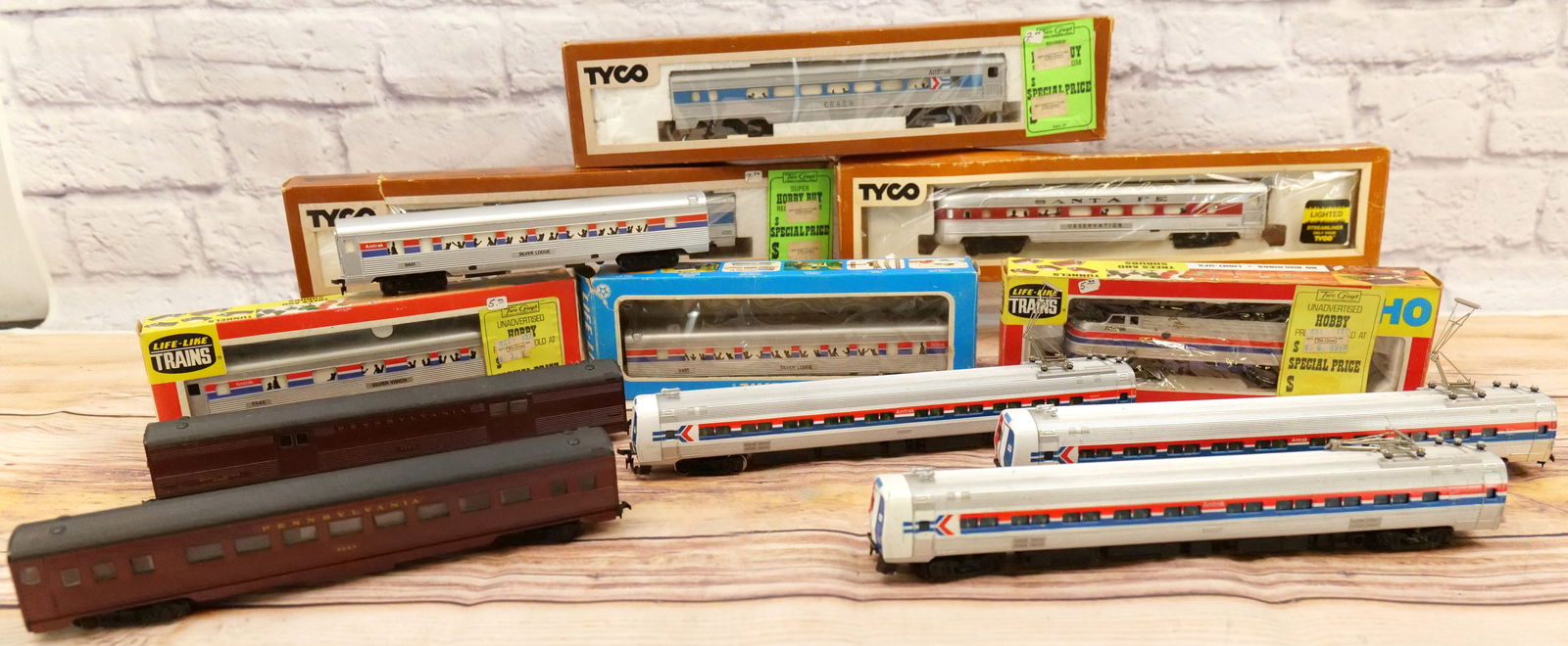 Group Lot of HO Gauge Passenger Cars (1 of 16)