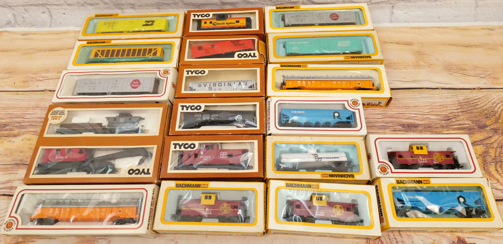 Group Lot of 19 HO Gauge Trains (1 of 5)