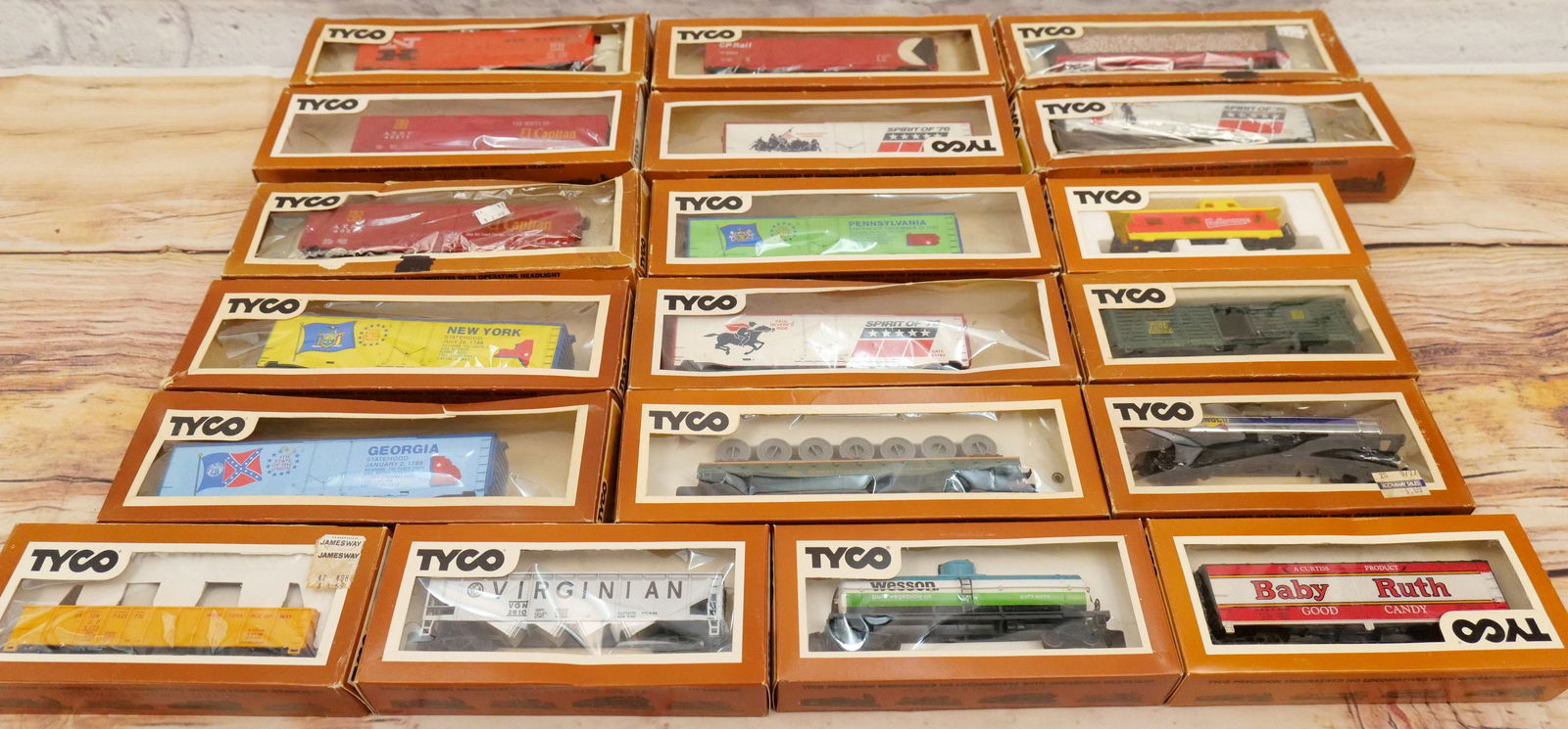 Group Lot of 19 Tyco HO Gauge Trains (1 of 5)