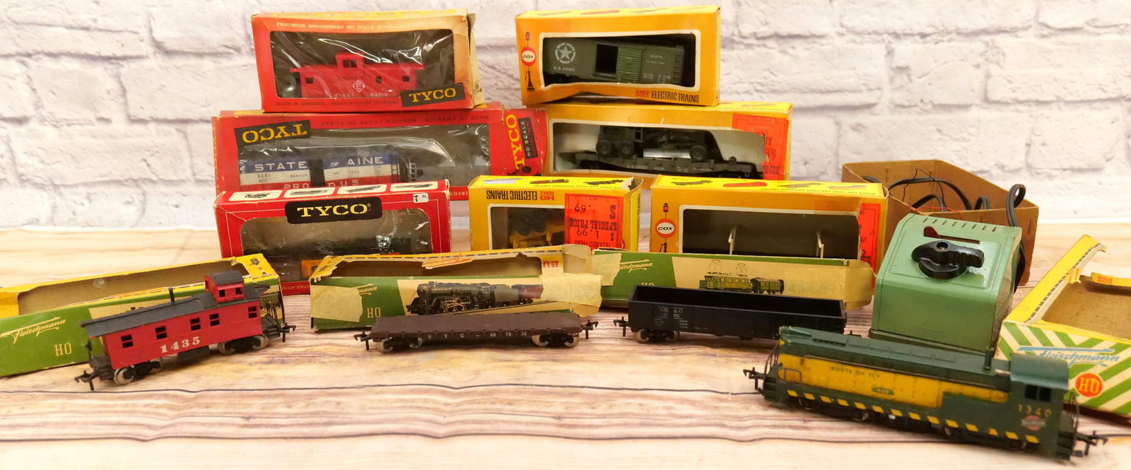 Group Lot of HO Rolling Stock (1 of 8)