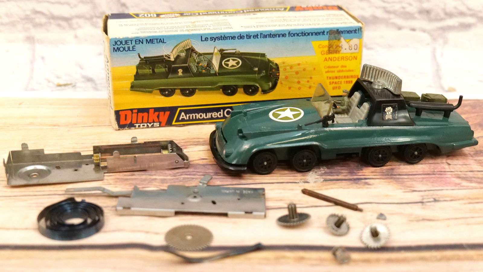 Dinky Toys Armoured Command Car (1 of 10)