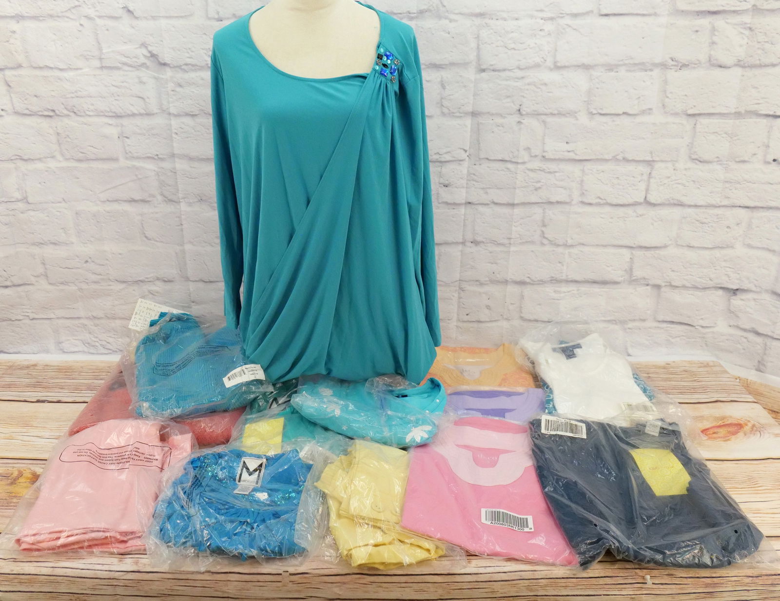 Large Lot of Ladies QVC Clothing: Large Lot of Ladies QVC Clothing including Designers such as Susan Graver, Denim & Company, Mark Zunino, Simply Chloe Dao, Marc Bouwer, and Cedar Canyon. All size 1X. Lot includes Capris, Tunics, Swea