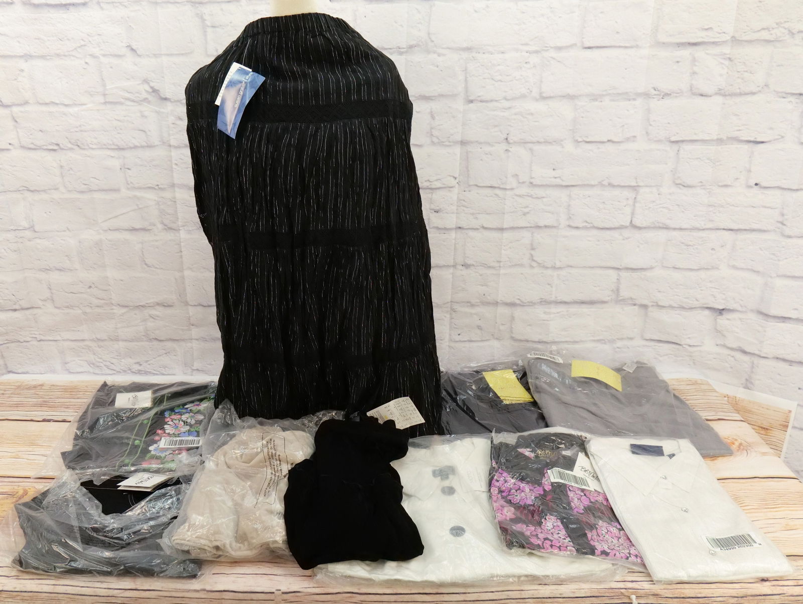 Large Lot of Ladies QVC Clothing (1 of 7)