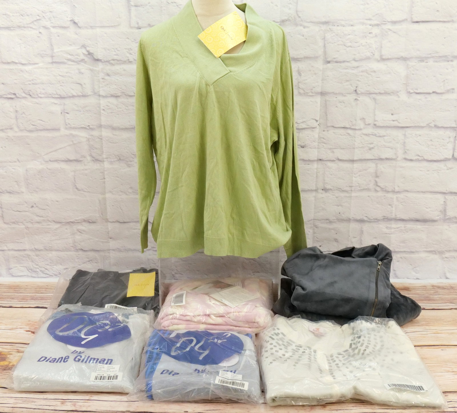 Large Lot of Ladies QVC Clothing: Large Lot of Ladies QVC Clothing including Designers such as Dialogue, Quacker Factory, Carole Hochman, Antthony Originals, Diane Gilman, and Motto. All size 2X and 22. Lot includes Sweater, Cardigan,