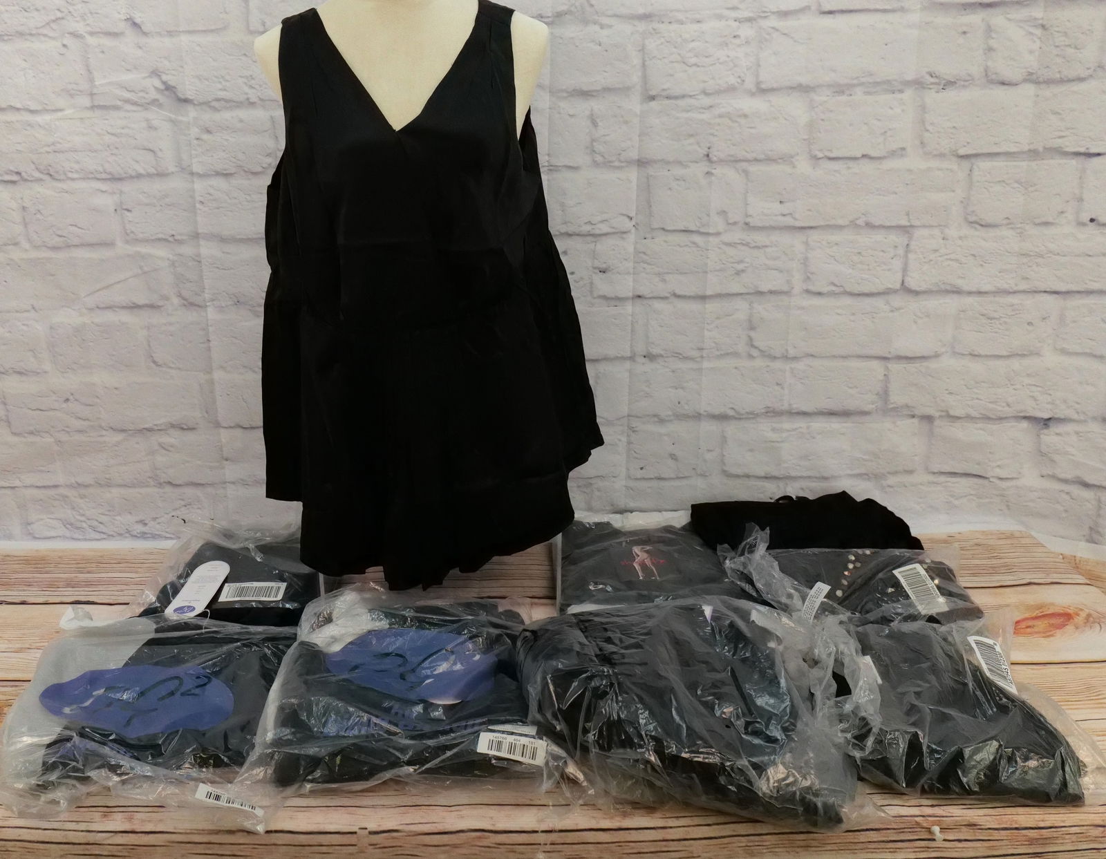 Large Lot of Ladies QVC Clothing: Large Lot of Ladies QVC Clothing including Designers such as Diane Gilman, Shape FX, Denim & Co, Marc Bouwer, Susan Graver, House of Harlow, Modern Soul, and Simply Chloe Dao. All size 1X and 18. Lot