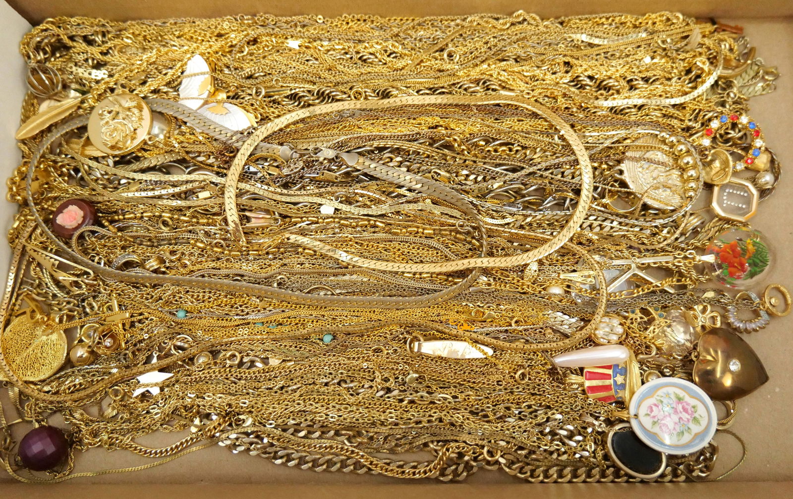 Large Lot of Gold Tone Chains: Large Lot of Gold Tone Chains. All different link styles. Some have pendants. All invoices must be paid within 24 hours of the sale. We offer multiple shipping options besides the Liveauctioneers Live