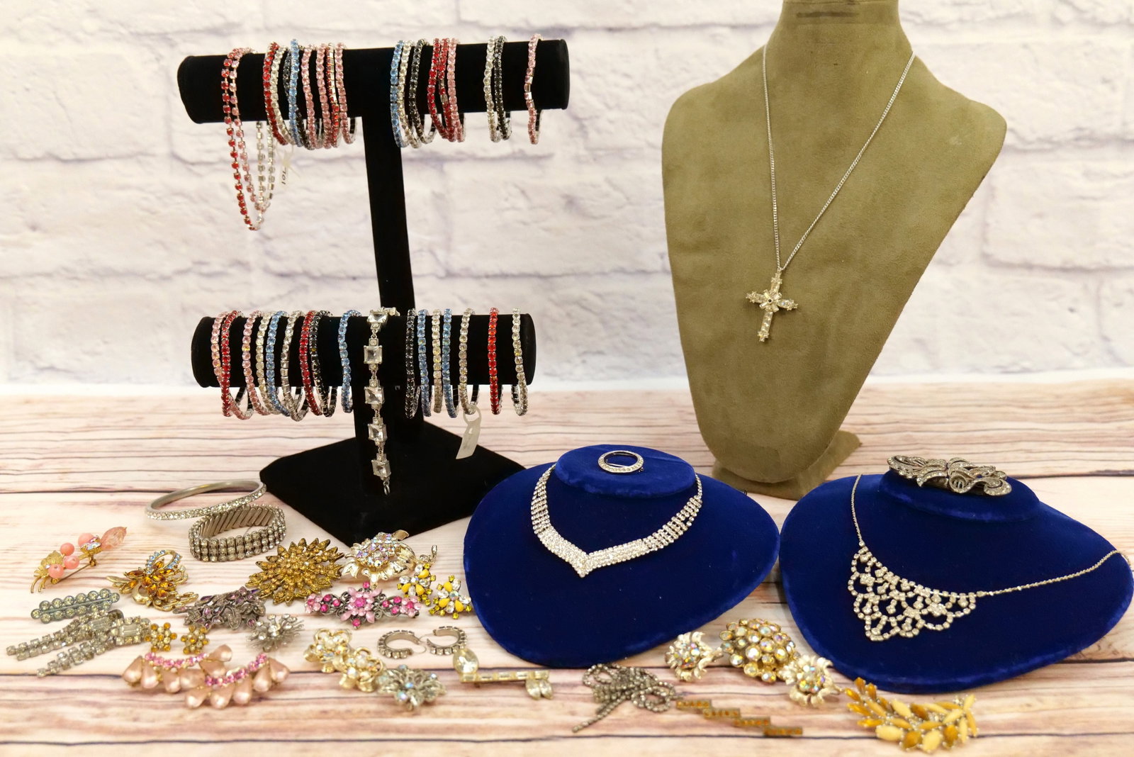 Lot of Rhinestone Costume Jewelry: Lot of Costume Jewelry Rhinestone Pieces including vintage sets, bracelets, vintage necklaces, jelly belly and more. All invoices must be paid within 24 hours of the sale. We offer multiple shipping o