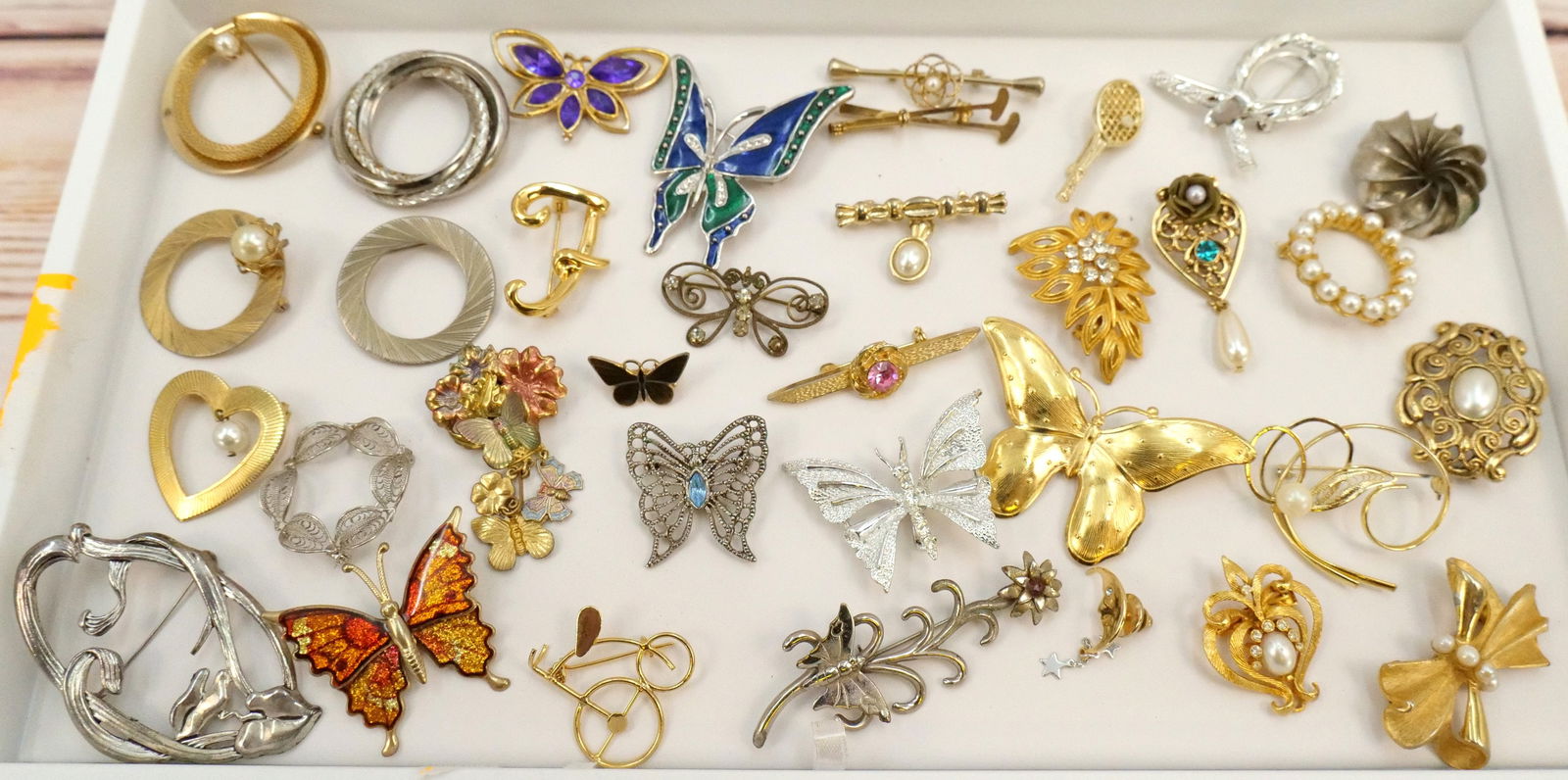 Lot of Silver and Gold Tone Costume Jewelry Pin (1 of 2)