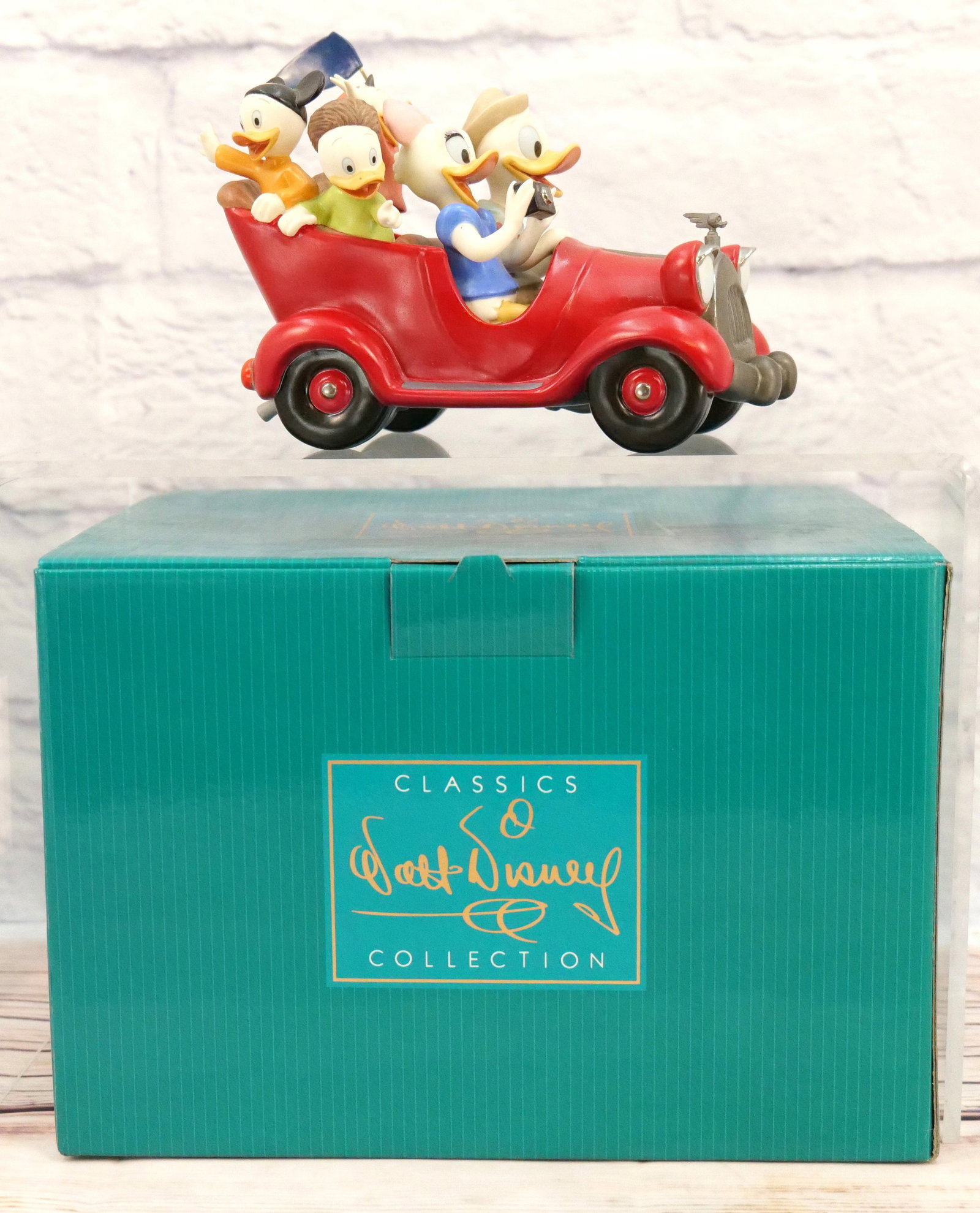 WDCC "Family Vacation" Donald Duck Figurine (1 of 8)