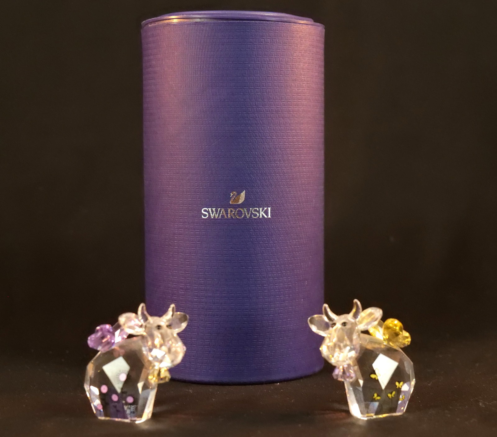 Swarovski Fairy Mos Limited Edition Cow Set: Swarovski Fairy Mos. Lovlots Limited Edition Cow Set - 2019. Comes in original box. Measures approx. 1.5" tall. All invoices must be paid within 24 hours of the sale. We offer multiple shipping option