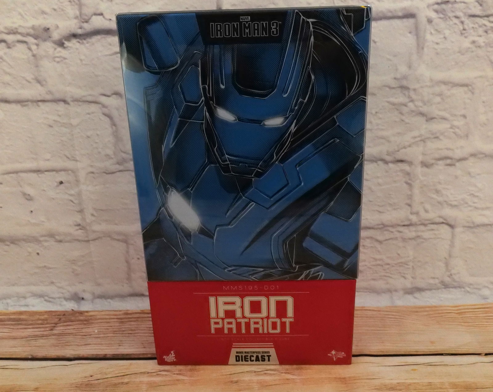 Hot Toys Iron Patriot 1:6 Scale Diecast Figure (1 of 8)