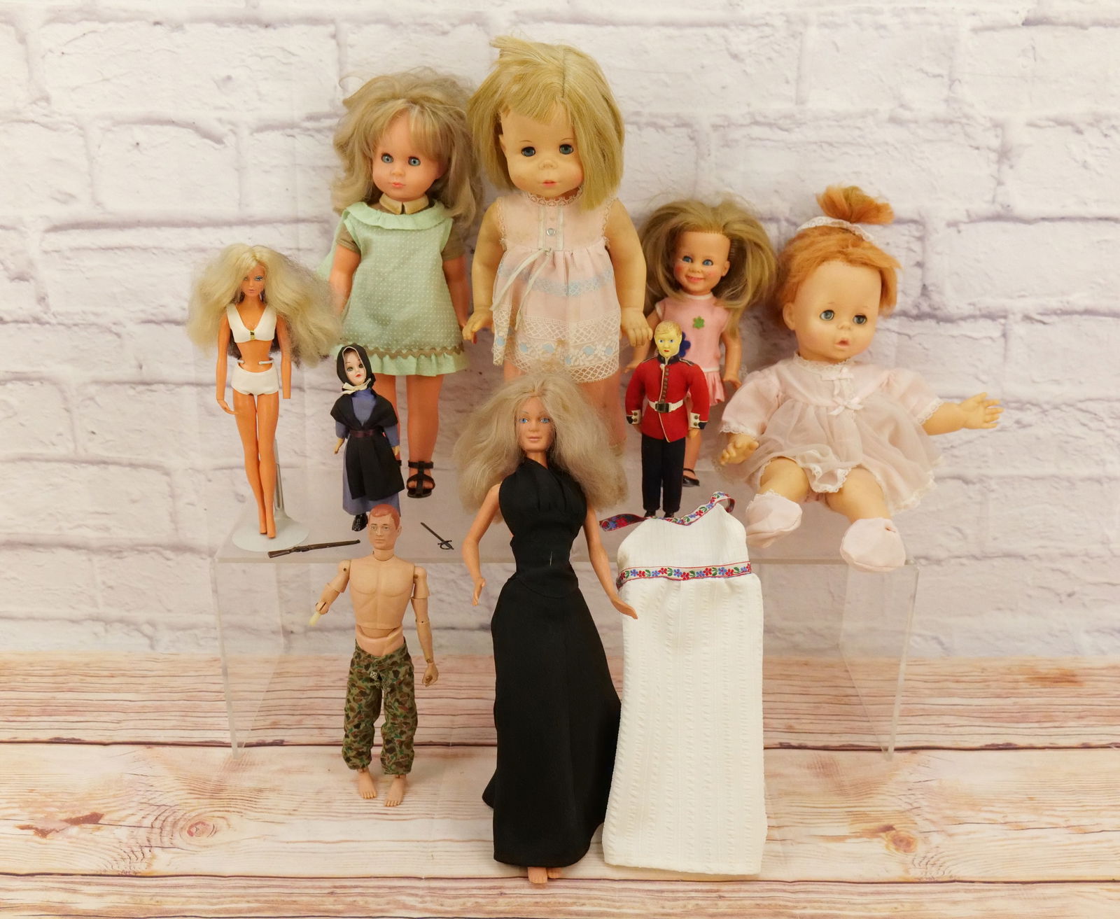 Mixed Lot of Dolls/Figures (1 of 16)