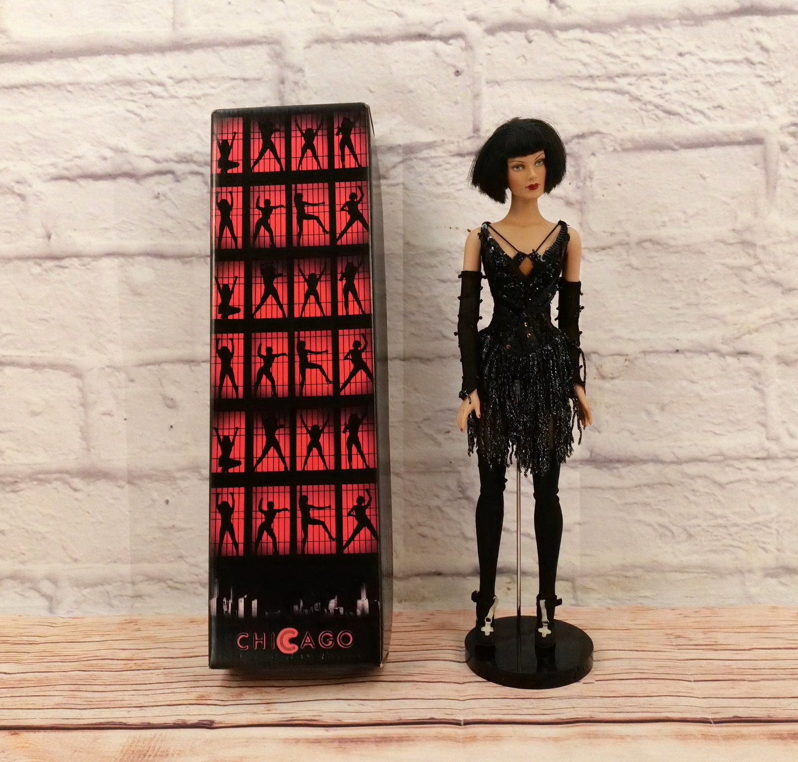 Tonner Chicago "All That Jazz" - Velma Kelly Doll: Tonner Chicago "All That Jazz" - Velma Kelly Doll. Measures approx. 16" long. Comes with original box. All invoices must be paid within 24 hours of the sale. We offer multiple shipping options please 
