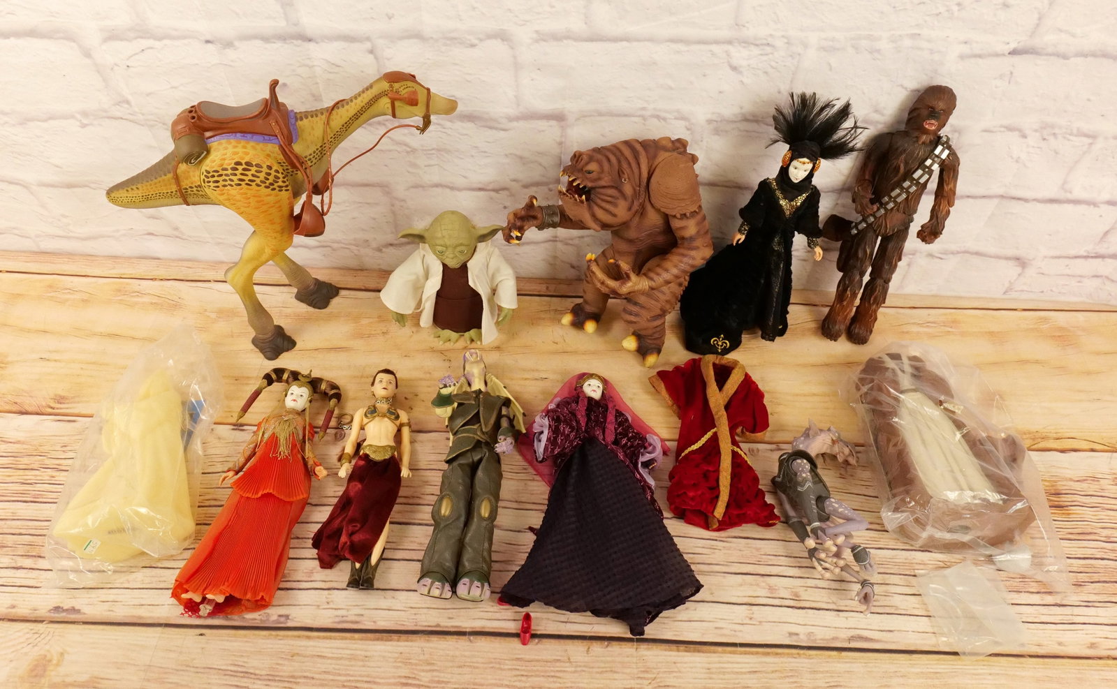 Lot of Star Wars Loose Figures: Lot of Star Wars Loose Figures. Including Hasbro Yoda, Obi-Wan Model Kit, Queen Amidala Figures, Rancor, Chewbacca Figure and More. All invoices must be paid within 24 hours of the sale. We offer mult