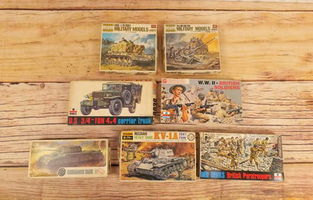 Lot of 7 Military 1:72 and 1:76 Scale Plastic Figures