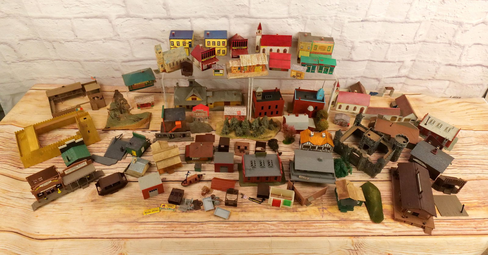 Mixed Lot of Train Accessories (1 of 16)