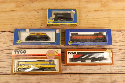 Lot of HO Scale Engines