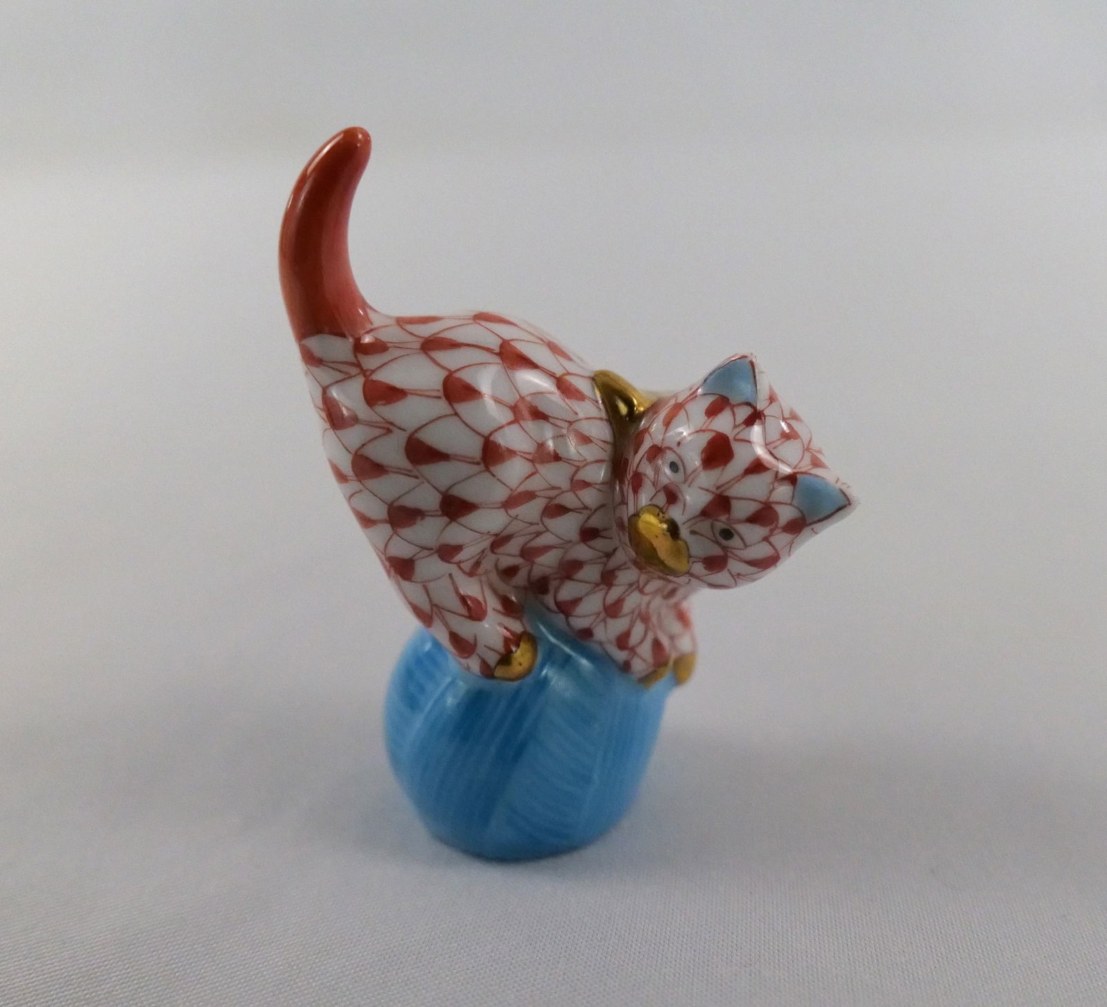 Herend Fishnet Kitten on Ball Figurine (1 of 7)