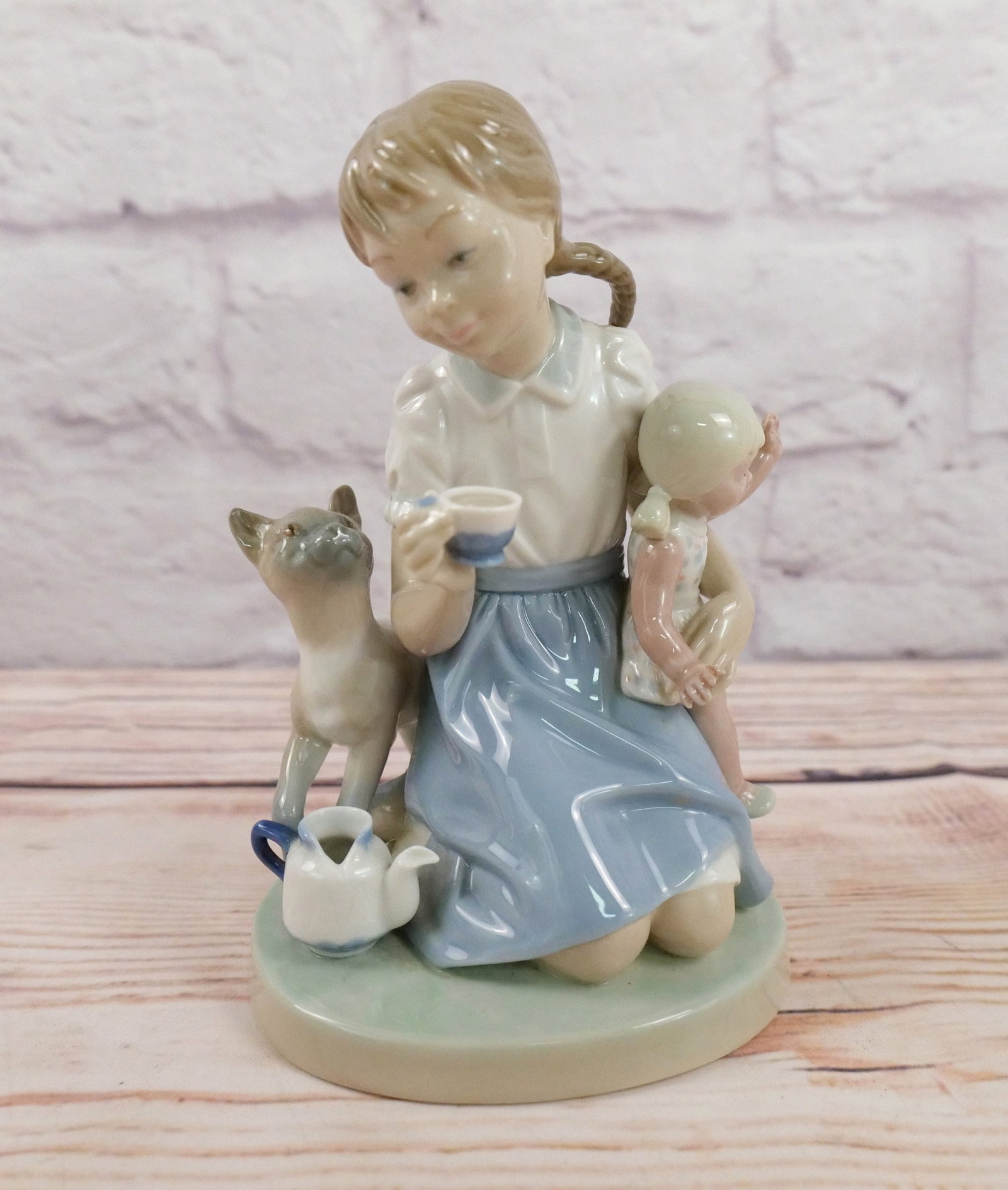 Lladro Child's Play Porcelain Figurine #1280: Lladro Child's Play Porcelain Figurine #1280. Measures 8" tall x 5" wide. All invoices must be paid within 24 hours of the sale. We offer multiple shipping options please read the shipping terms to un
