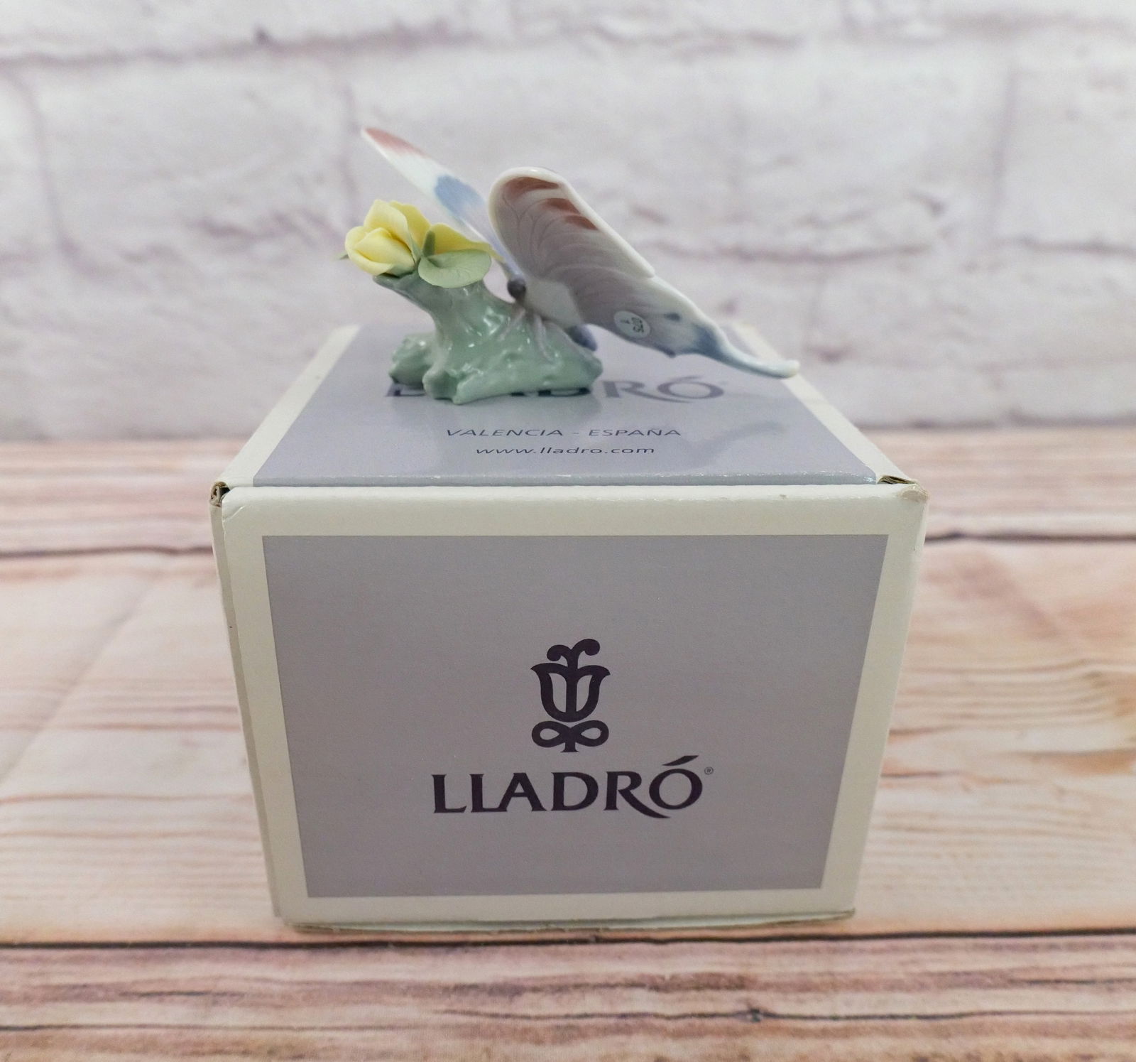 Lladro A Moment's Rest Butterfly Porcelain Figurine (1 of 9)