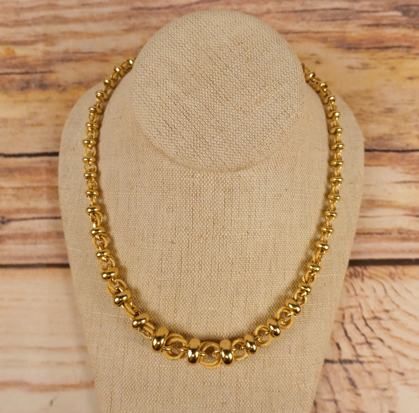 Italian Made 18K Yellow Gold Necklace: Italian Made 18K Yellow Gold Necklace. Graduated link style 18K yellow gold necklace featuring both textured and high polished intertwined links with a large spring ring clasp. The necklace Weighs app