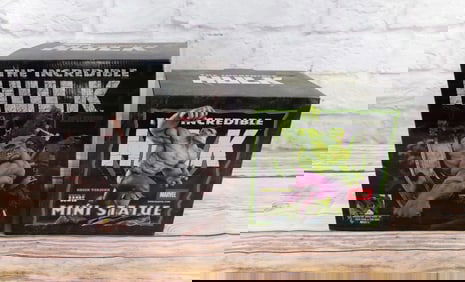 Lot of 2 Hulk Statues