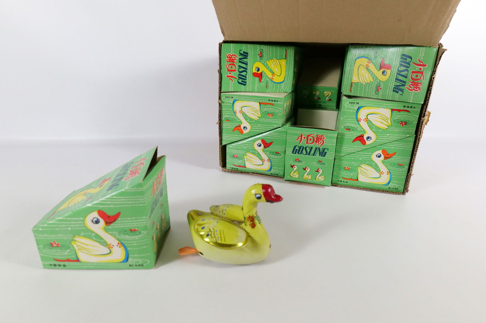 Lot of 22 Tin Litho Wind Up Swimming and Flapping Goslings (1 of 7)