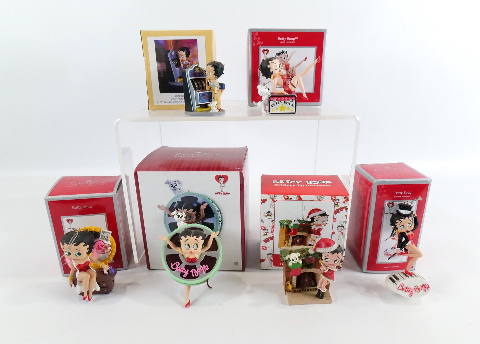 Lot of 6 Betty Boop Ornaments: Lot of 6 Betty Boop Ornaments. Including Carlton Cards, Dave Grossman Ornament, and Brighten Up Ornament. All come with original boxes. All invoices must be paid within 24 hours of the sale. We offer 
