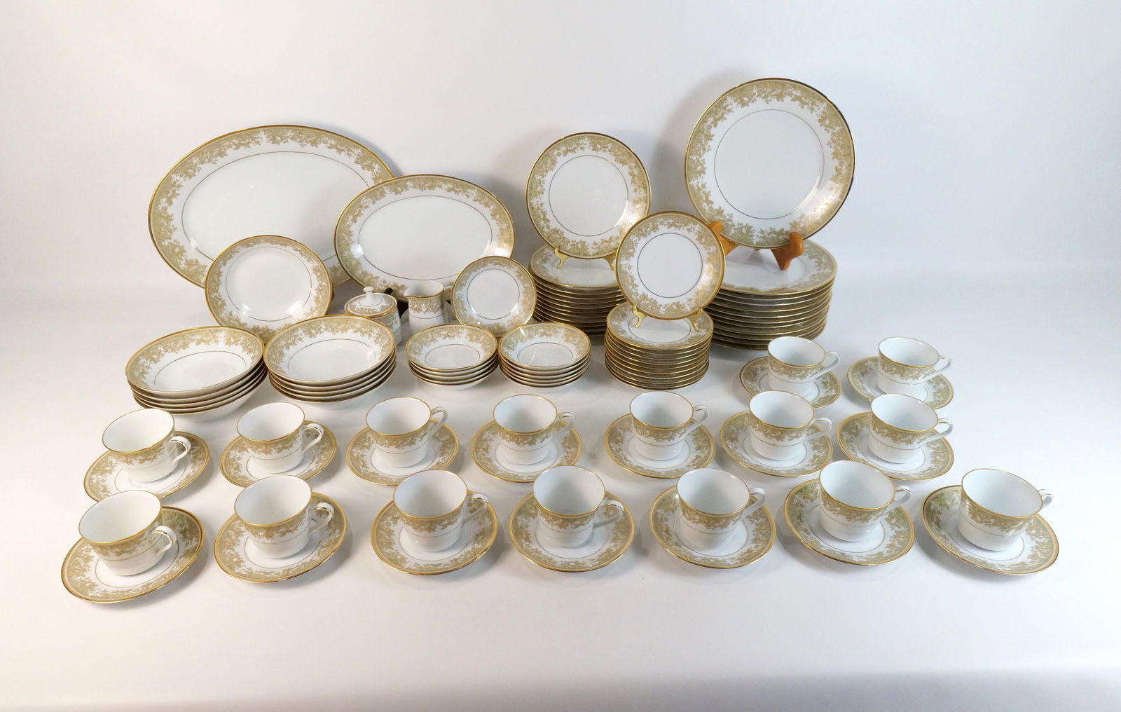 Noritake Lucerne Dinnerware Set (1 of 7)