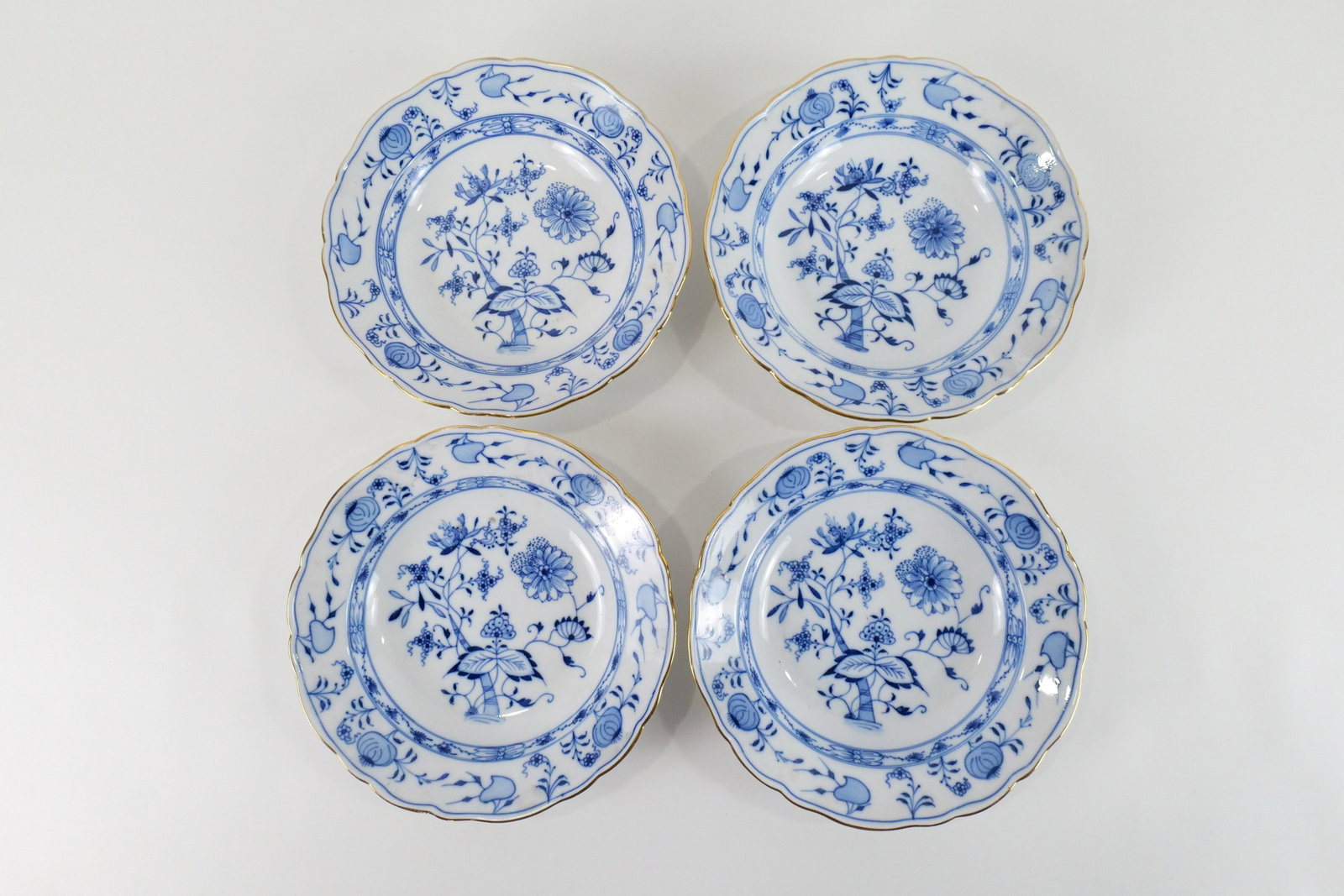 Set of 4 Meissen Blue Onion Porcelain Bowls: Set of 4 Meissen Blue Onion Hand Painted Porcelain Scalloped Rimmed Bowls. All appear to be in good condition. Measures 10" diameter. All invoices must be paid within 24 hours of the sale. We offer mu