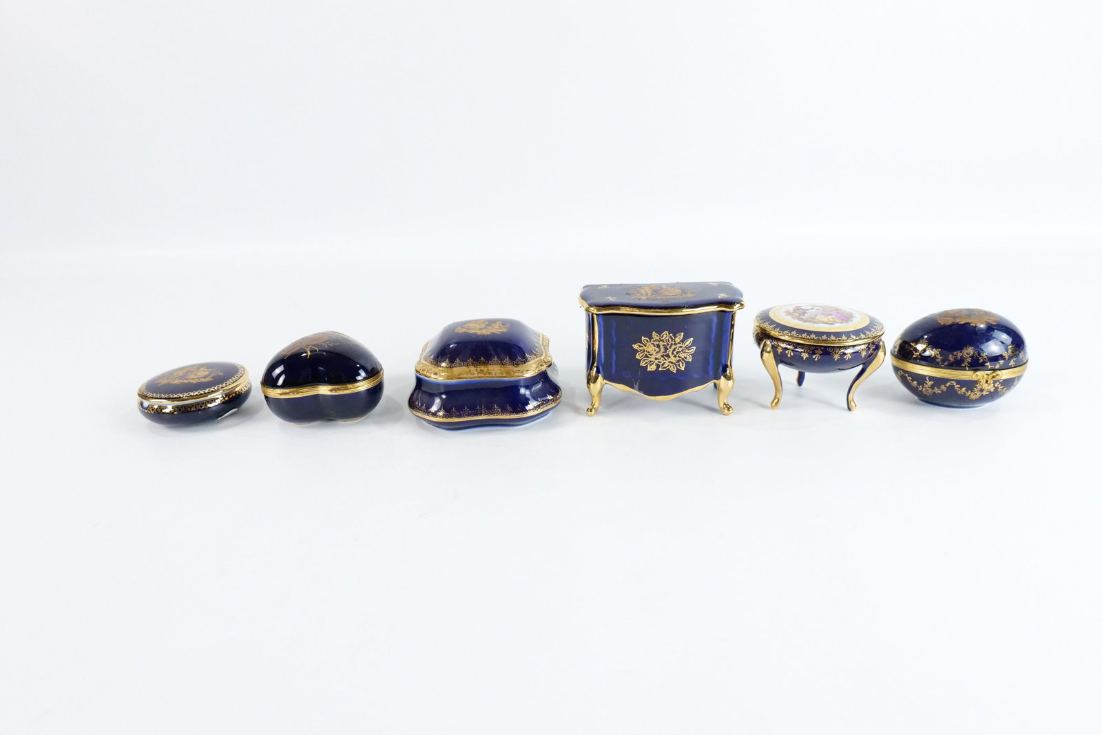 Lot of 6 Limoges Cobalt Blue Dresser Boxes: Lot of 6 Limoges Cobalt Blue Dresser Boxes. All marked Limoges. All in good condition except for one that has a chip on the inner rim and another has some sticky residue. Largest measures 3" tall. All