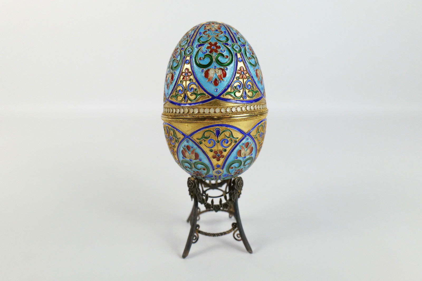 Antique Russian Silver and Enamel Faberge Style Decorative Egg Box: Antique Russian Silver and Enamel Faberge Style Decorative Egg Box. Flower Decoration. Has gold wash on the inside. Signed S925. Has some minor grinding at the rim. Nice quality workmanship. Comes wit