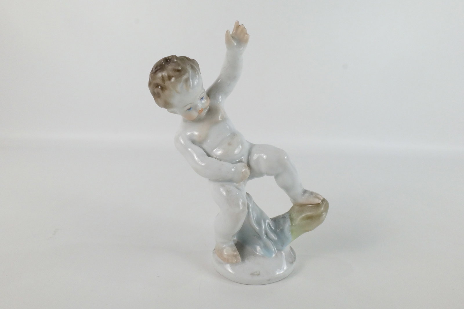 Herend Cherub Porcelain Figurine: Herend Porcelain Figurine depicting Cherub. Good Condition. Measures 7" tall x 5" wide. All invoices must be paid within 24 hours of the sale. We offer multiple shipping options please read the shippi
