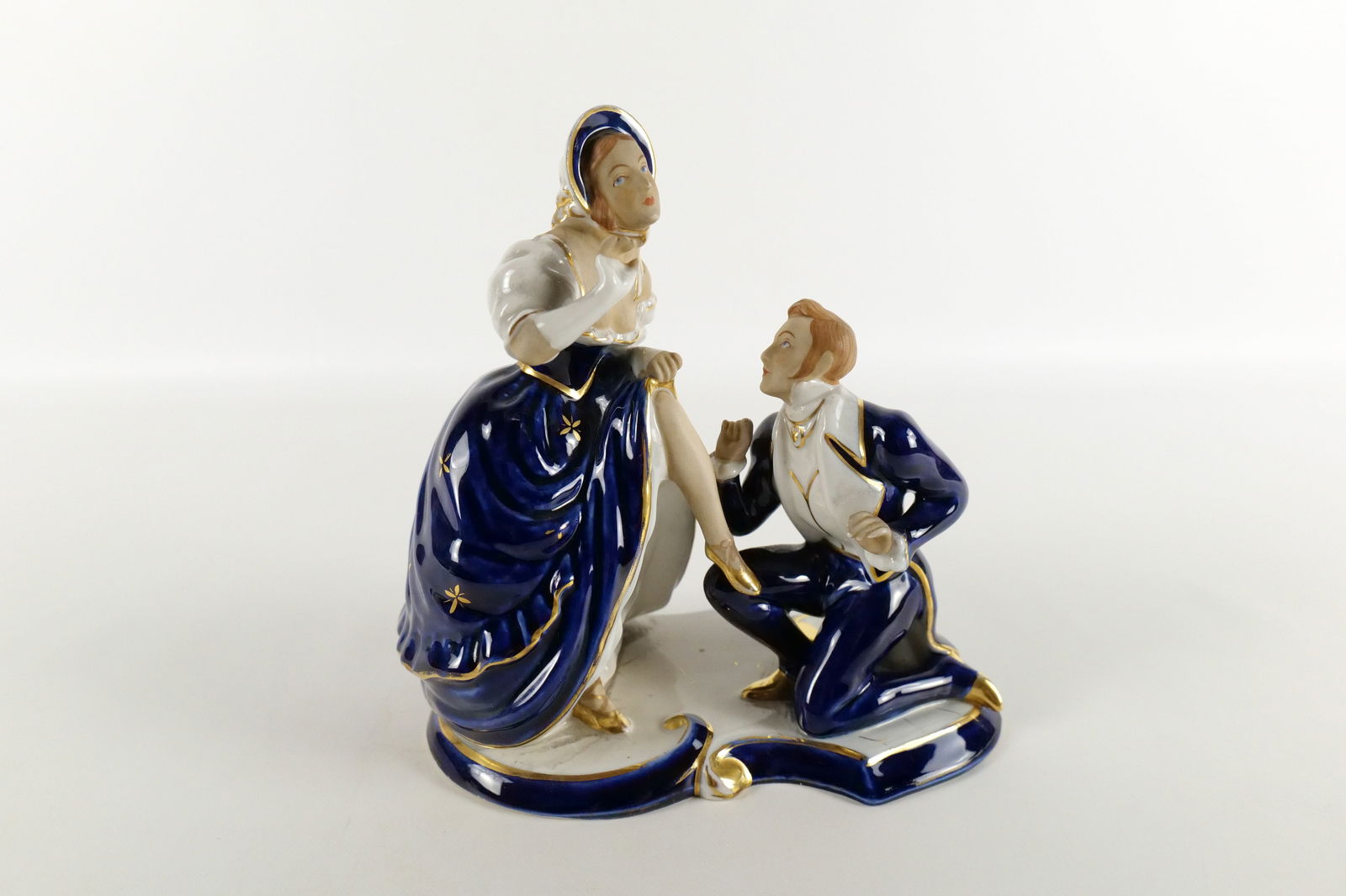 Vintage Royal Dux Bohemia Porcelain Figurine: Vintage Royal Dux Bohemia Porcelain Figurine. Minor chipping on base rim and some loss to the gold paint but overall good condition. Measures 8.5" tall x 9" wide. All invoices must be paid within 24 h