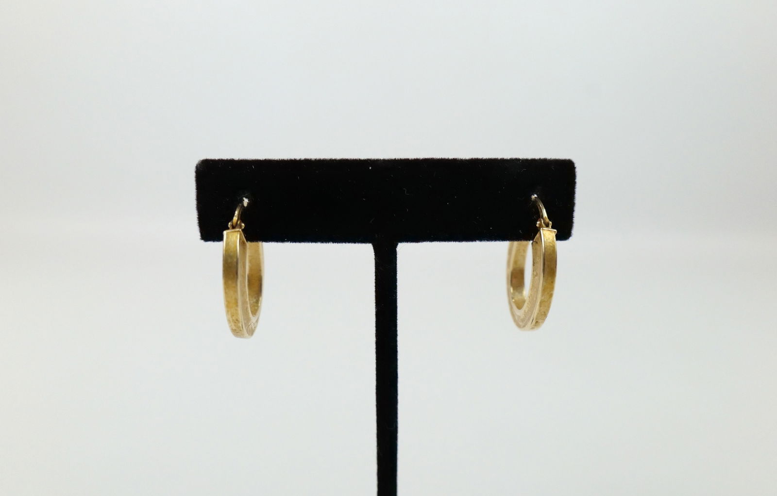 14K Italian Hollow Oval Hoop Earrings (1 of 6)