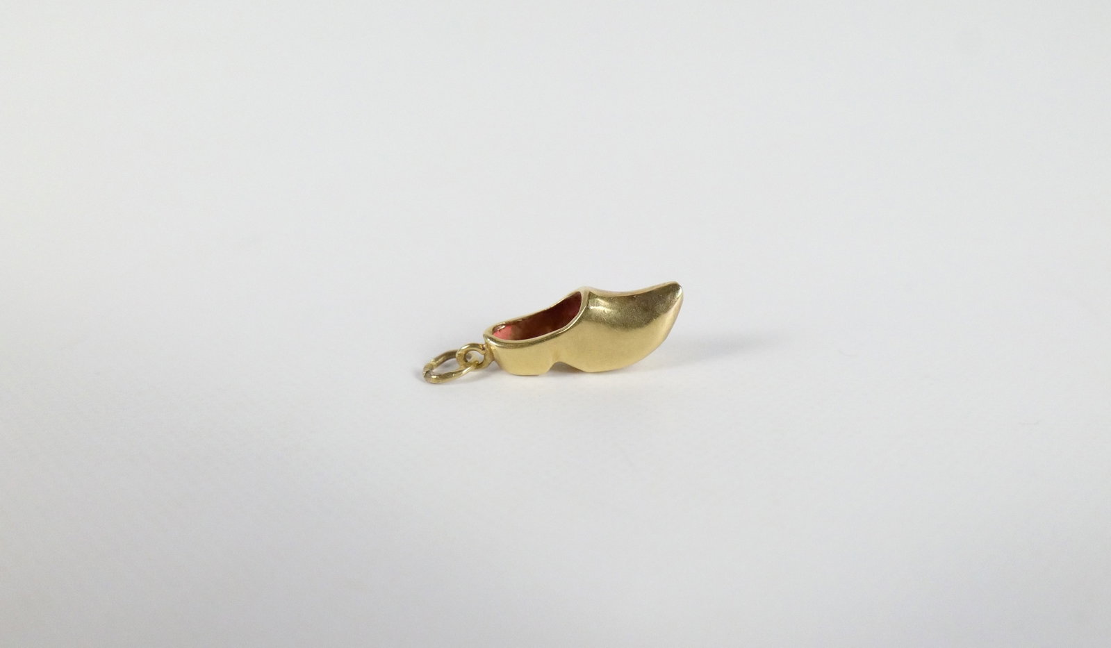 Vintage 18K Dutch Wooden Shoe Charm: Vintage 18K Dutch Wooden Shoe Charm. The lot includes a vintage mid century 18K Dutch wooden shoe charm ( .80'' x .22'' ). It weighs 1.4 grams and its mark is worn away but it tested as 18K. Used. All