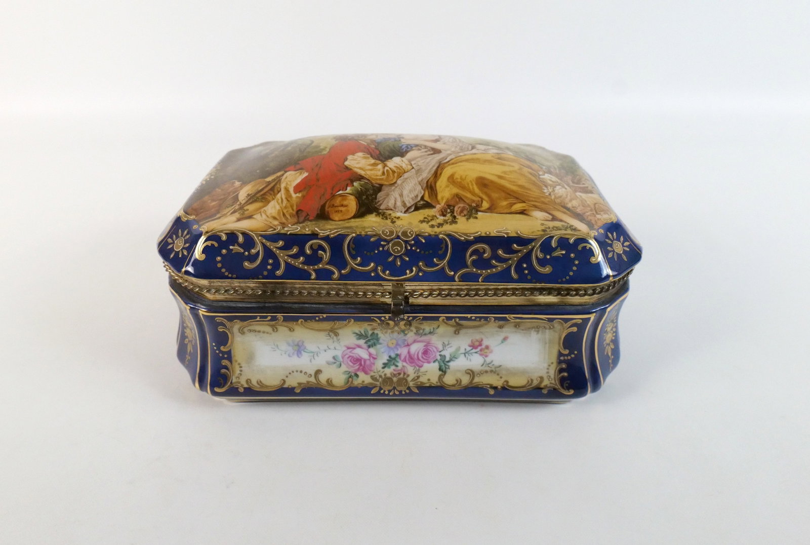 Limoges Style Hand Painted and Transferware Dresser Box: Limoges Style Hand Painted and Transferware Dresser Box. Good Condition. Measures 6" tall x 10.5" wide. All invoices must be paid within 24 hours of the sale. We offer multiple shipping options please