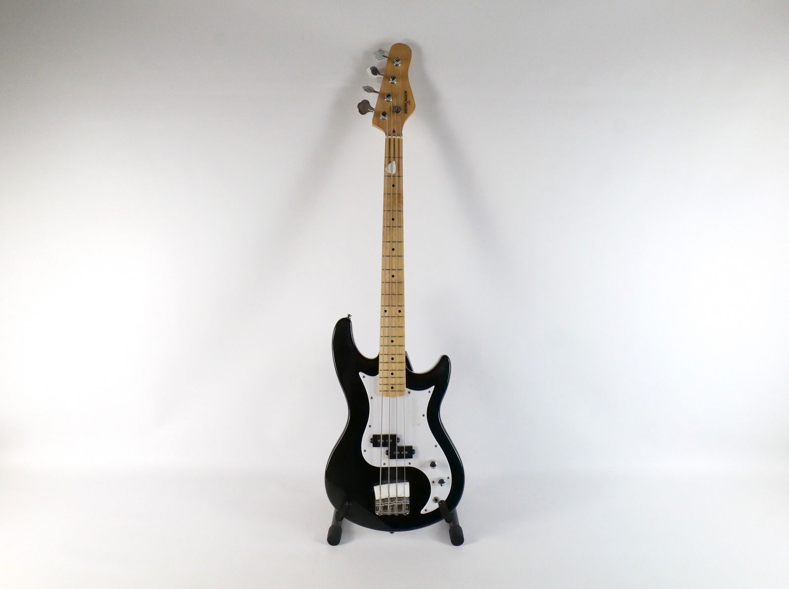 Behringer Electric Bass Guitar (1 of 17)