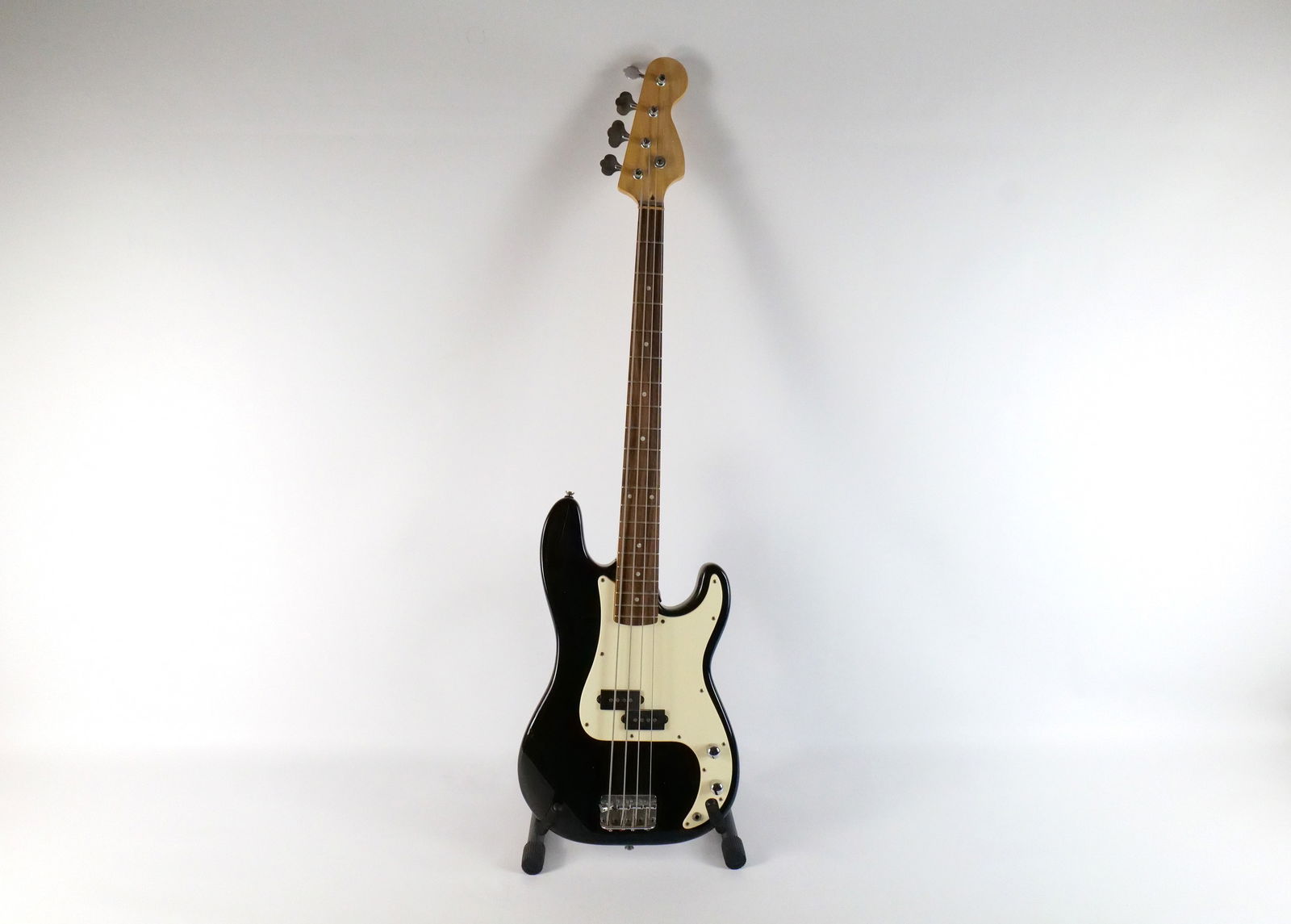 Squier by Fender Electric Bass Guitar (1 of 19)