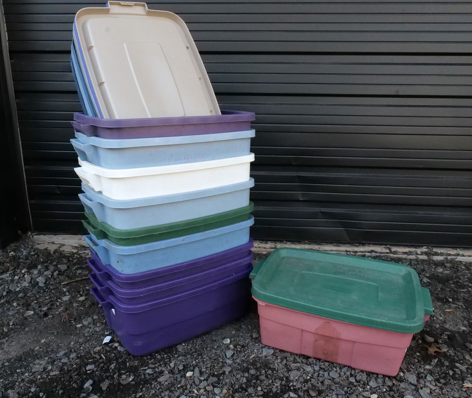 Lot of 10 Rubbermaid 10 Gallon Storage Bins (1 of 3)