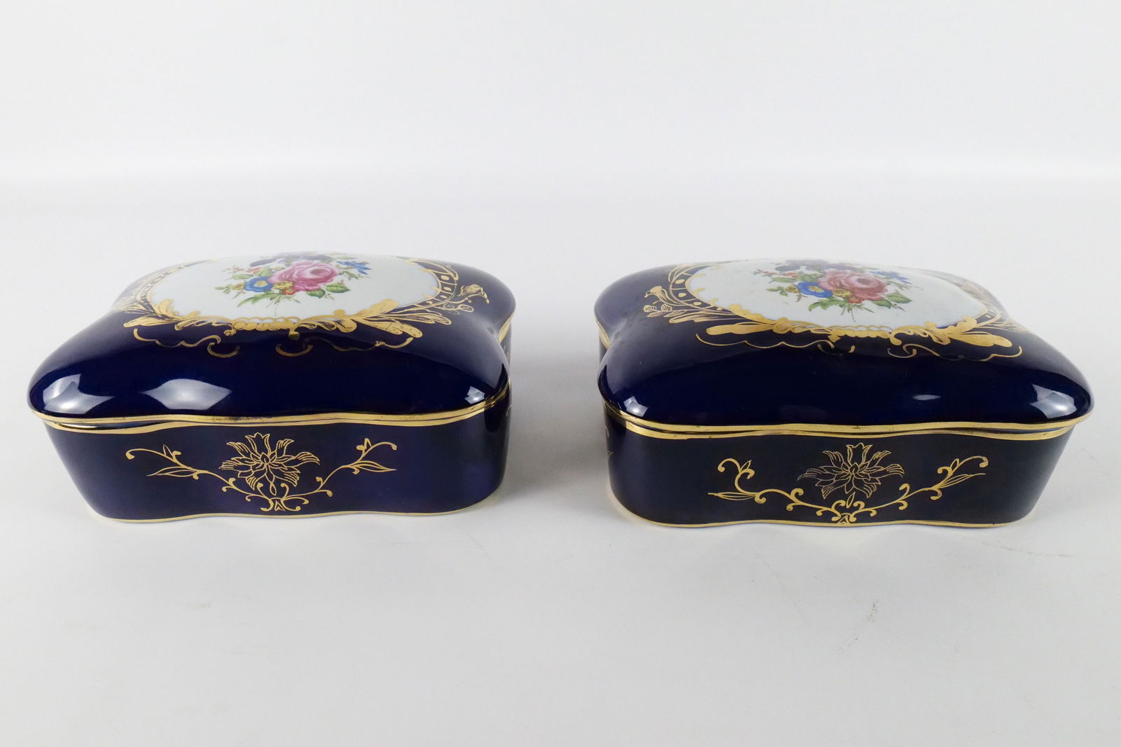 Pair of Hand painted Cobalt Blue Dresser Boxes: Pair of Hand painted Cobalt Blue Dresser Boxes. Has Capodimonte Mark on underside. Both in good condition. Measures 3" tall x 8" wide. All invoices must be paid within 24 hours of the sale. We offer m