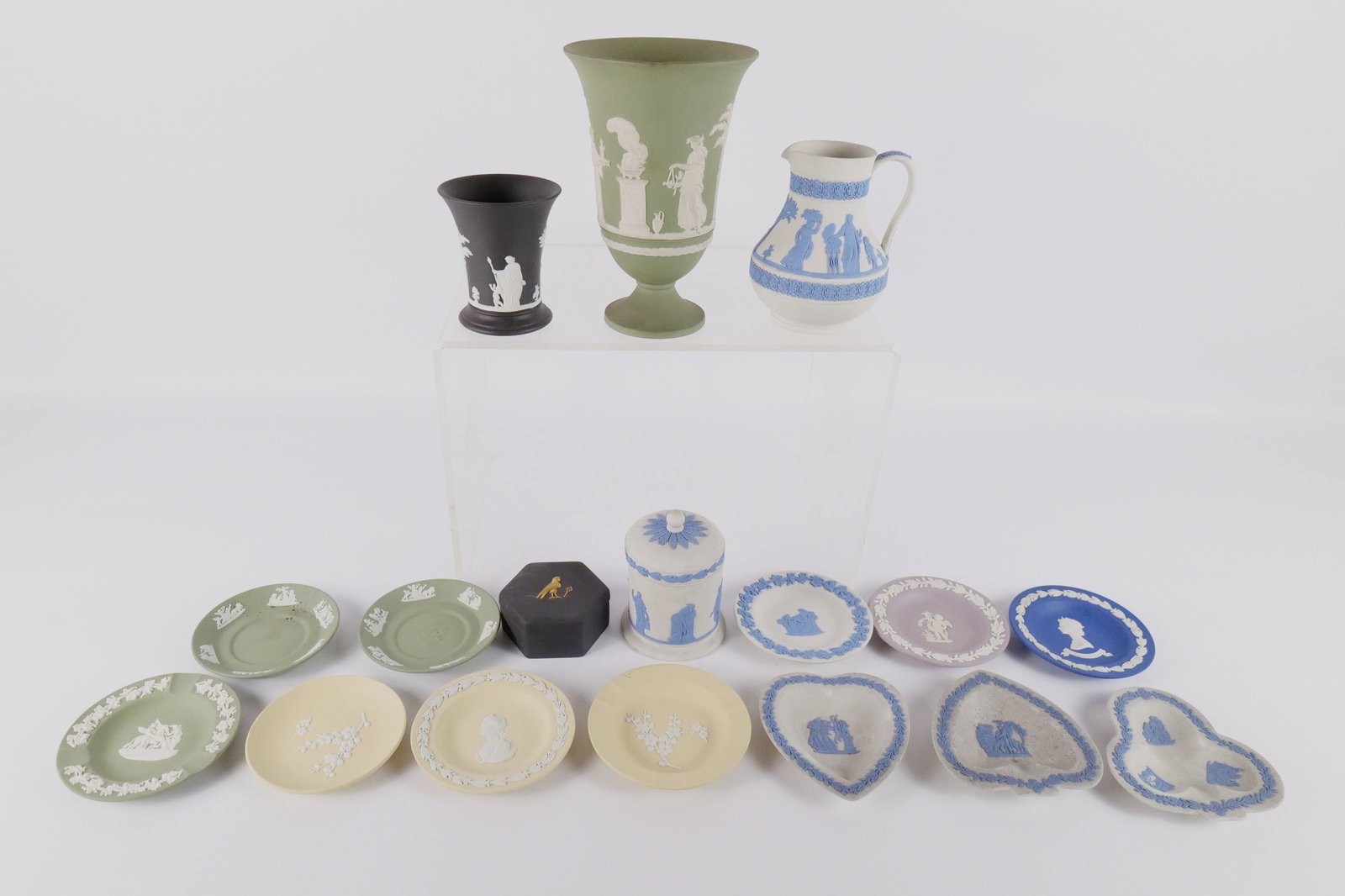 Lot of Various Colored Wedgwood Pieces (1 of 14)