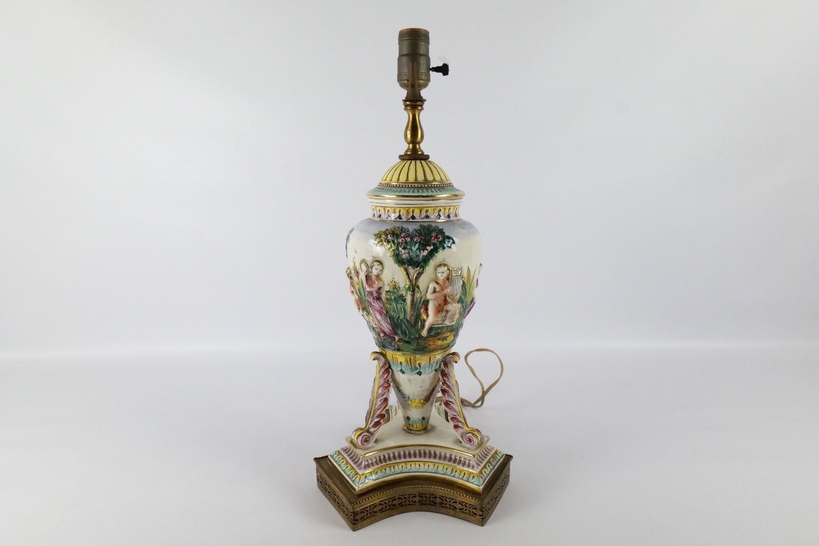 Antique Capodimonte Lamp: Antique Capodimonte Lamp. Appears to be in good condition. Measures 20" tall x 10" wide. All invoices must be paid within 24 hours of the sale. We offer multiple shipping options please read the shipp