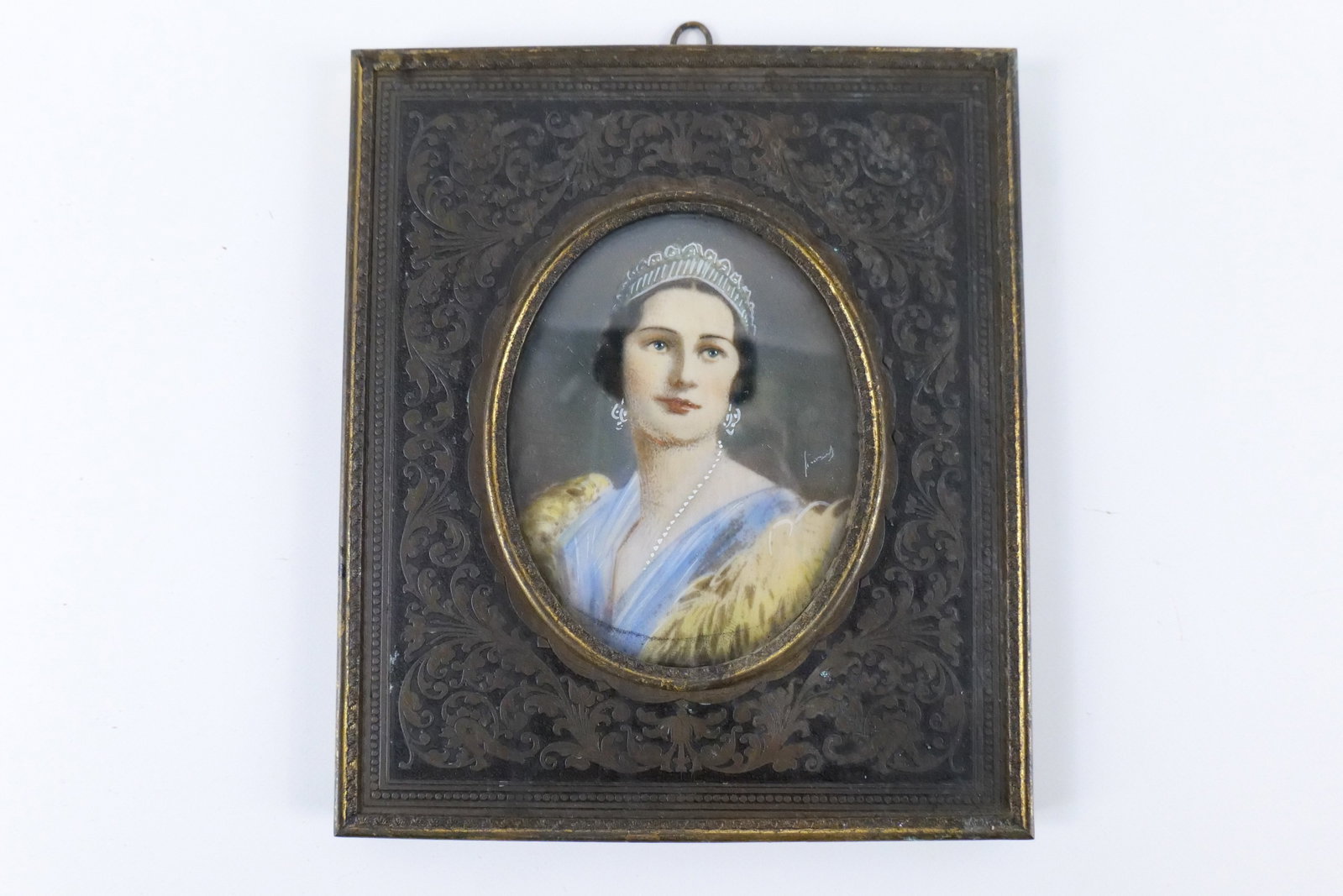 Hand Painted Miniature Portrait of Queen Astrid: Hand Painted Miniature Portrait. Depicting Queen Astrid of Belgium. Artist Signed. 5.75" tall x 5" wide. Measures All invoices must be paid within 24 hours of the sale. We offer multiple shipping opti