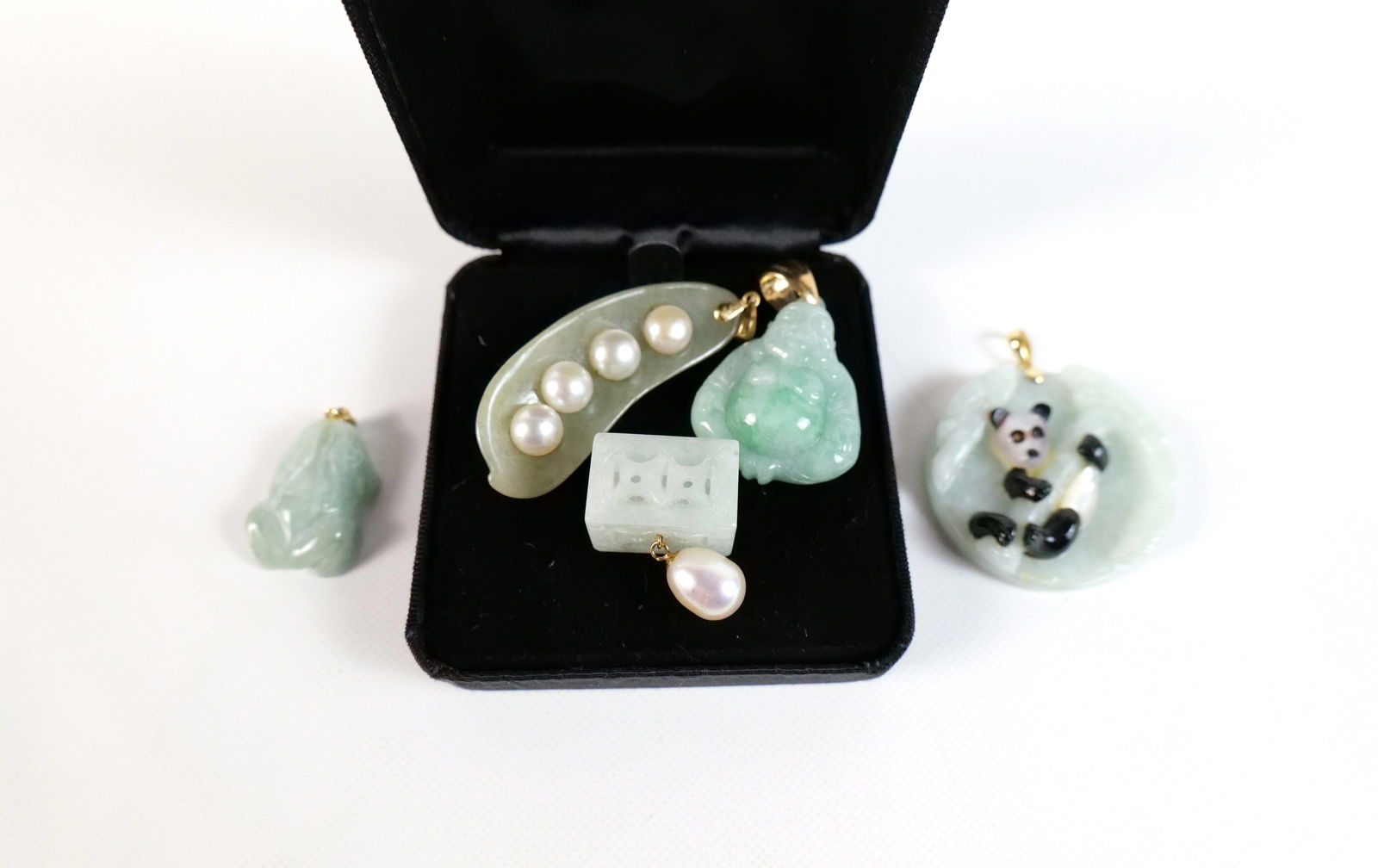 5,14K Gold and Green Jade Pendants (1 of 11)