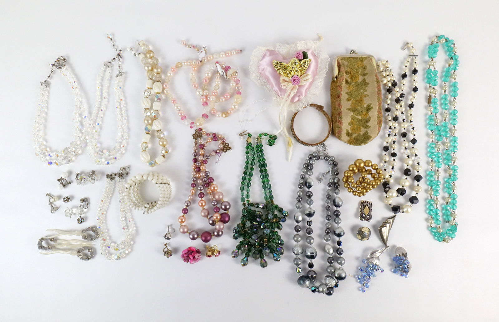 Group of Vintage 1950s Necklaces and More: Group of Vintage 1950s Necklaces and More. The lot includes a mix of vintage 1950s necklaces and more. Featuring 7 festoon necklaces ranging in length from 14'' to 23'' long in a mix of colorways and