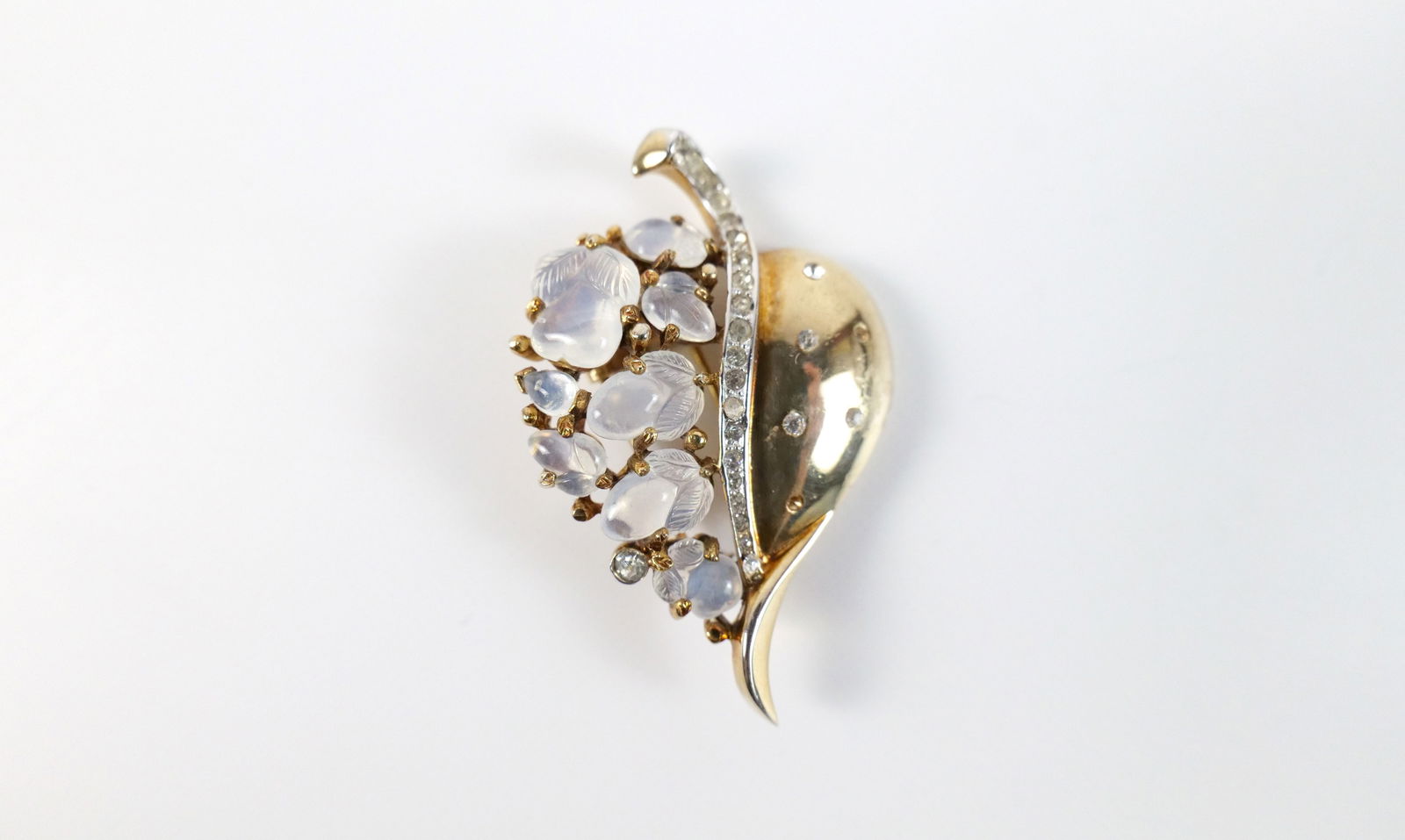Vintage 1940s Sterling Trifari Flora Leaf Brooch: Vintage 1940s Sterling Trifari Flora Leaf Fur Clip/Brooch. The lot includes a vintage 1940s 2'' x 1.29'' gold vermeil sterling "Flora Leaf " fur clip/brooch by Trifari in the form of a heart shaped le