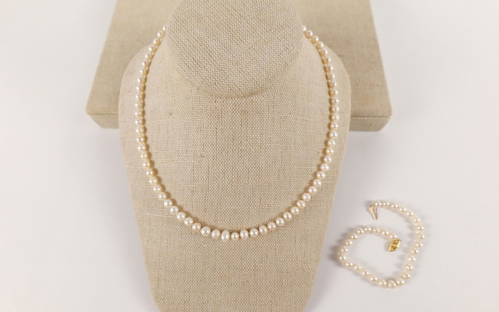 Pearl Necklace and Bracelet Set : Pearl Necklace and Bracelet Set. The lot includes a 17'' long hand knotted strand of 4-5mm cultured pearls with a 14K yellow gold filigree clasp. Closure marked 14K. Also included is a 7 1/4'' long ha
